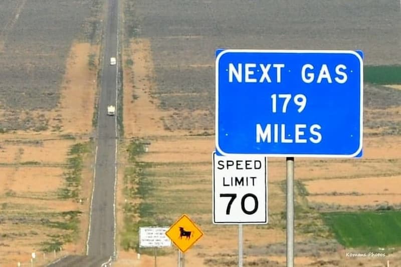 次のガスステーションは179マイル先までないことを示す道路標識