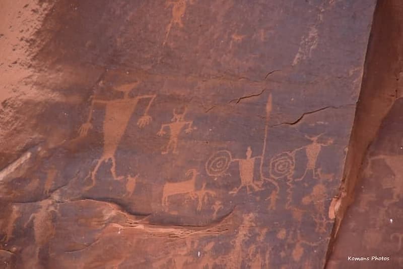 アメリカ先住民が描いた岩絵の残る赤茶色の砂岩壁