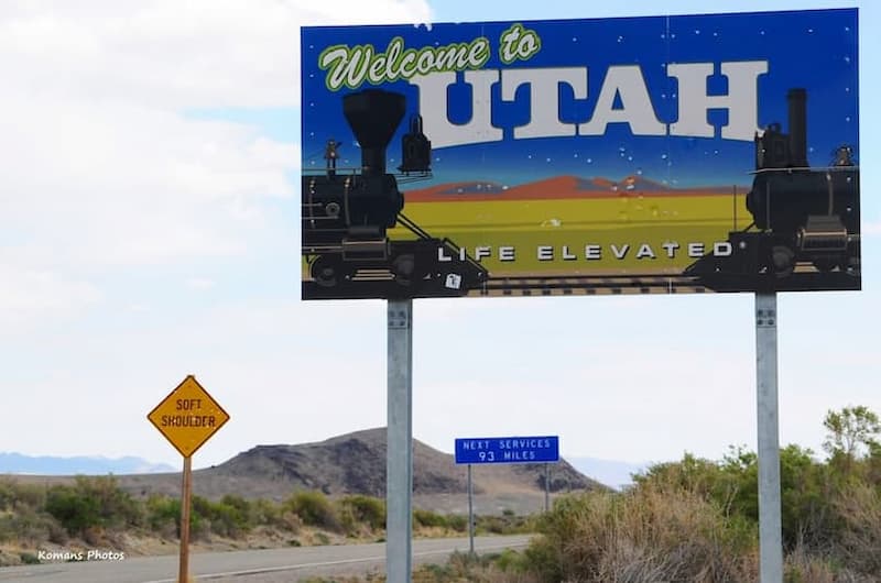 次のガスステーションやお店はユタ州に入り93マイル先の標識