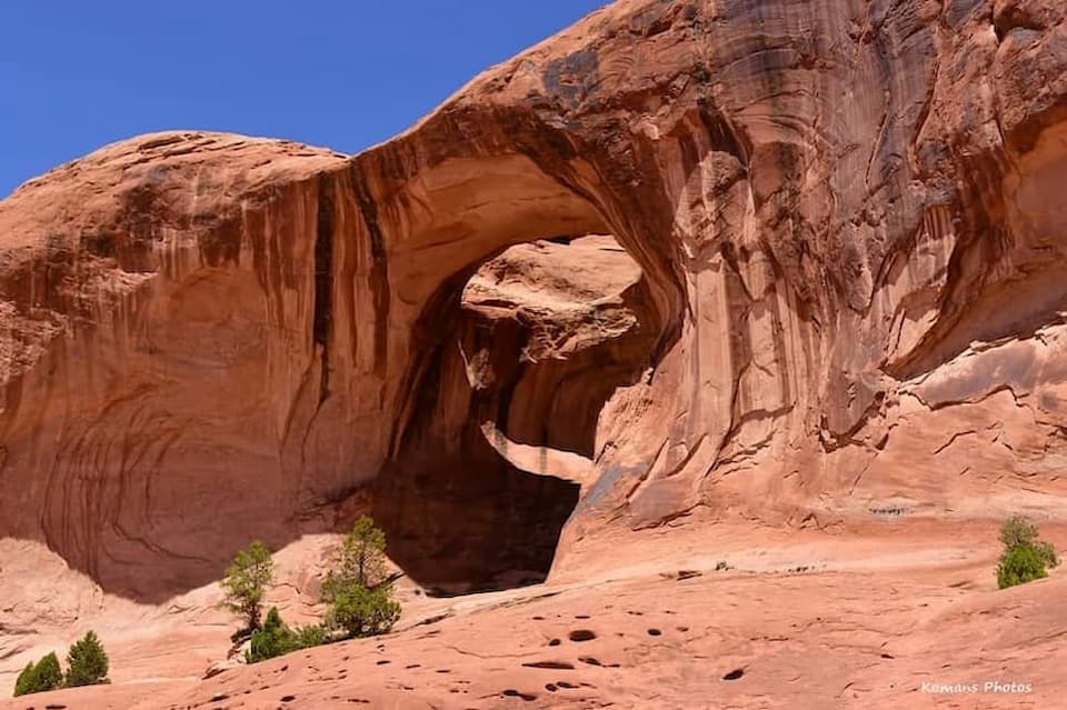 赤茶色の砂岩の崖にぽっかり開いたボウタイアーチの巨大穴