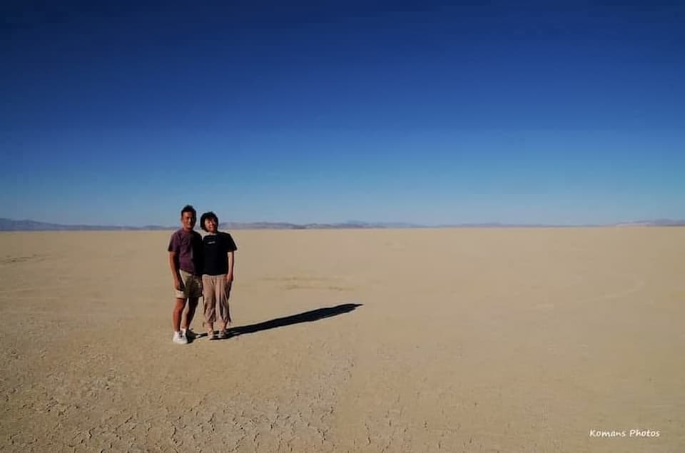 ネバダ州の広大なブラックロック砂漠の真ん中で記念撮影