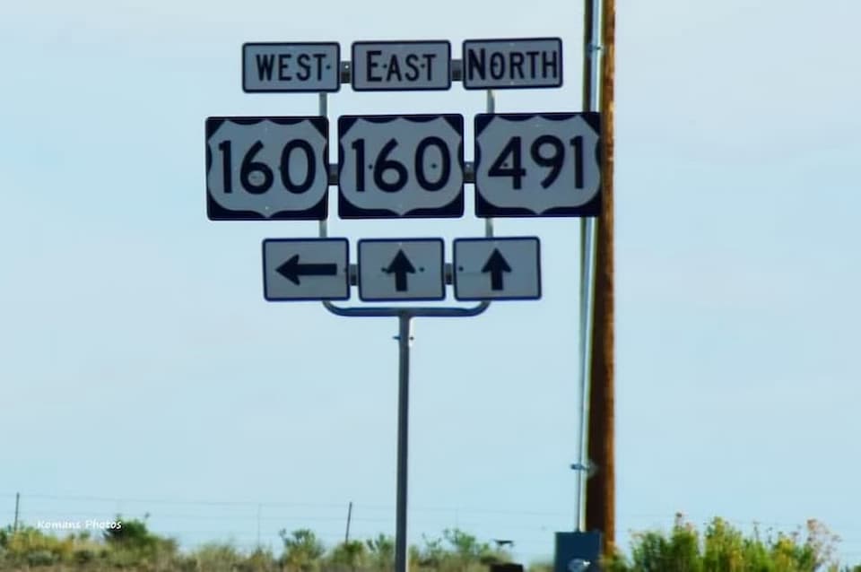 USハイウェイのシンボルマークを模った道路標識