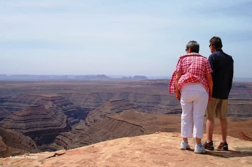 ミューリーポイントの崖っぷちに立ち峡谷と地平線の景色を眺める老夫婦
